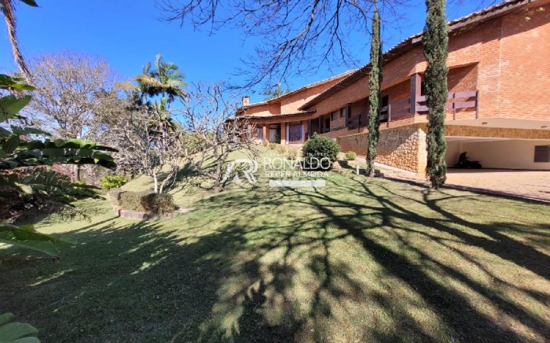 Casa com 11.300m² de Área e 1.977m² de Área Construída