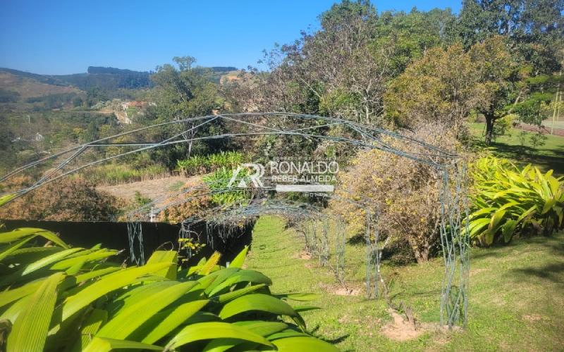 Casa com 11.300m² de Área e 1.977m² de Área Construída
