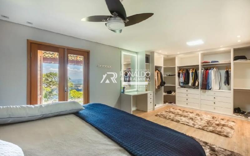 Casa em Condomínio de Alto Padrão